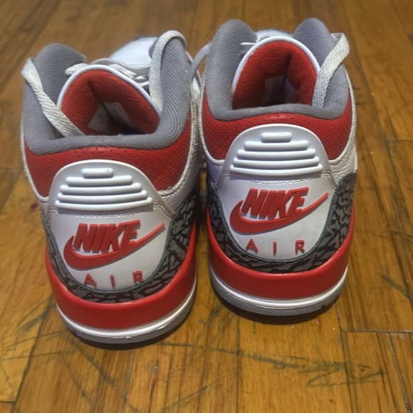 2022 Jordan 3 retro "Fire Red"
size 8 in mens - Picture 3 of 4